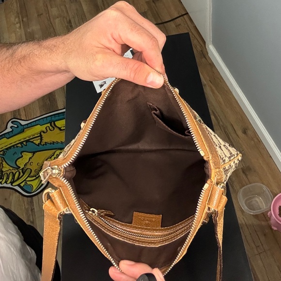 GUCCI MONOGRAM / TAN TOTE
SHOULDER BAG W/STUDS & ADJUSTABLE STRAP - Picture 3 of 4